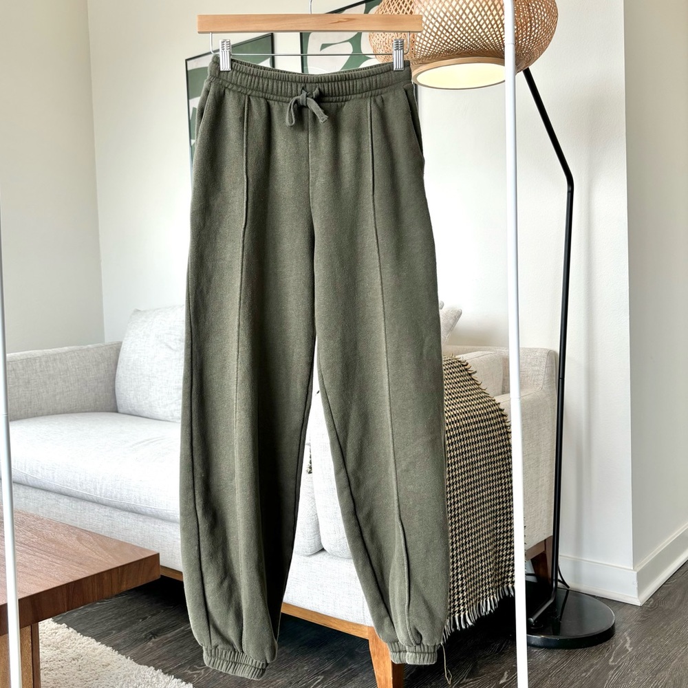 Olive green jogger sweatpants from ZARA